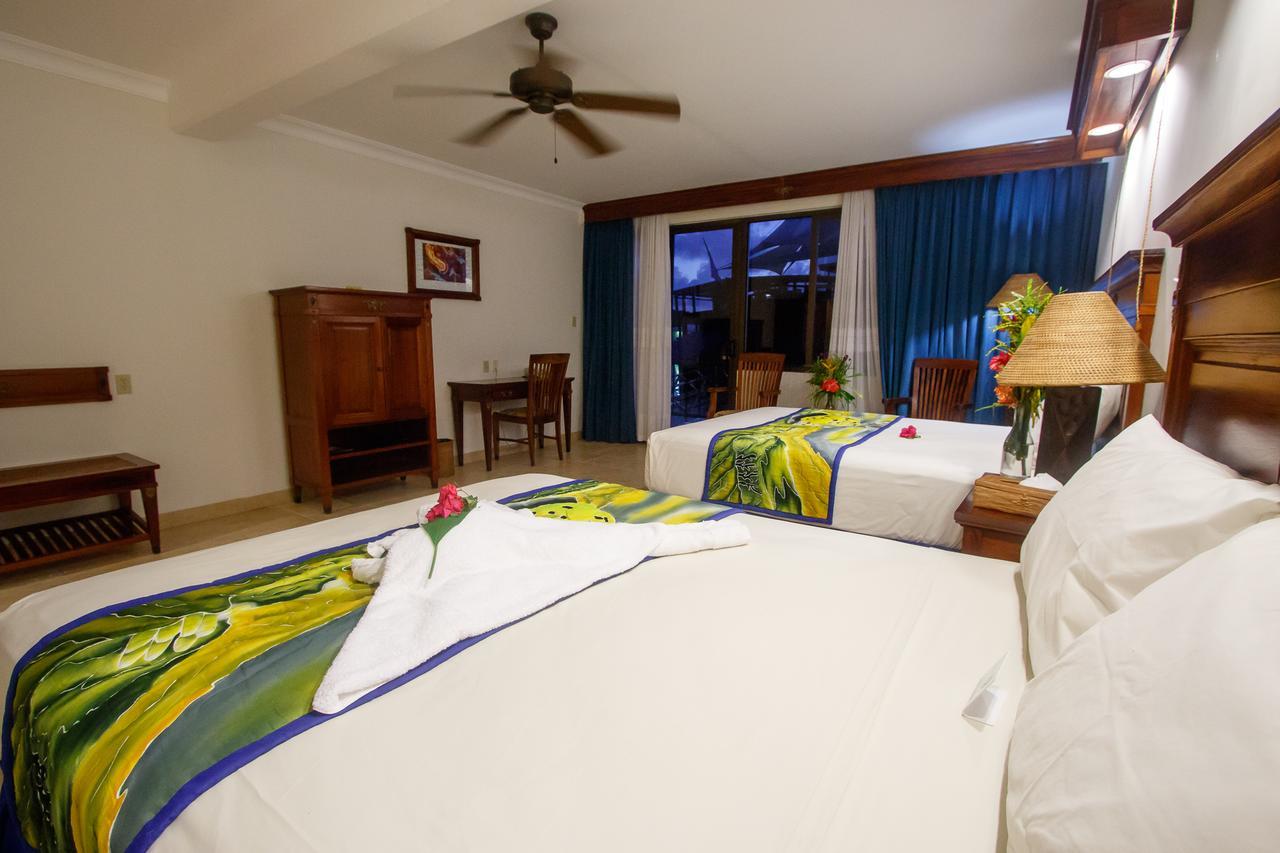 Manta Ray Bay Resort Colonia Extérieur photo