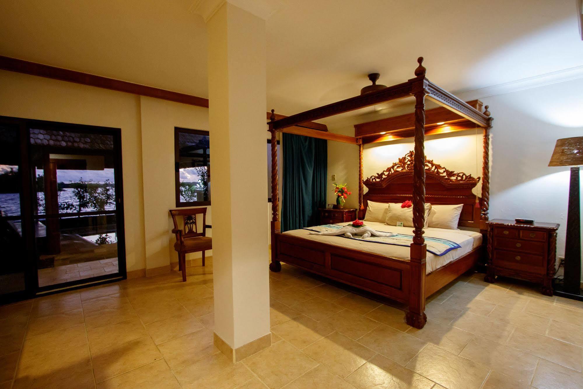 Manta Ray Bay Resort Colonia Extérieur photo