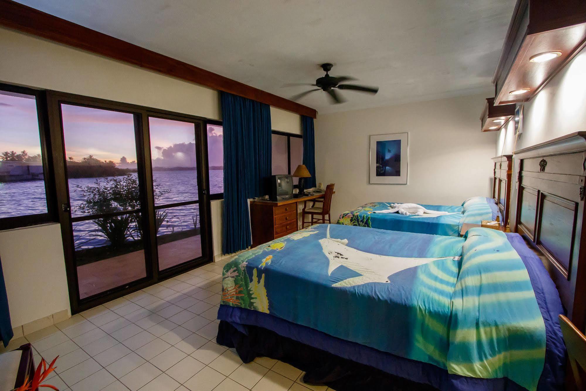 Manta Ray Bay Resort Colonia Extérieur photo