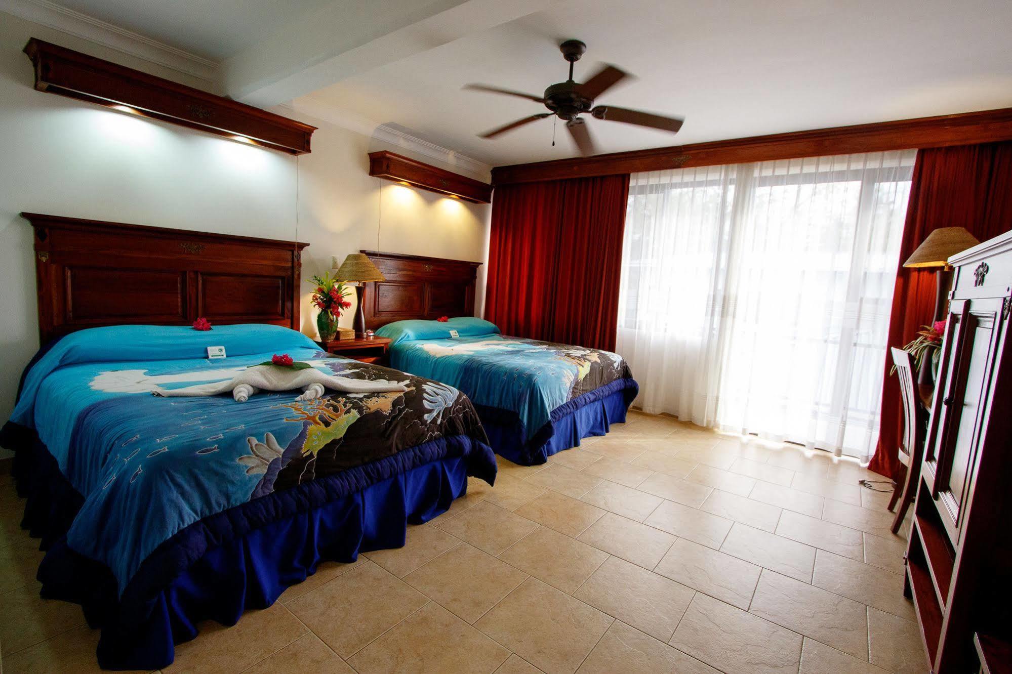 Manta Ray Bay Resort Colonia Extérieur photo