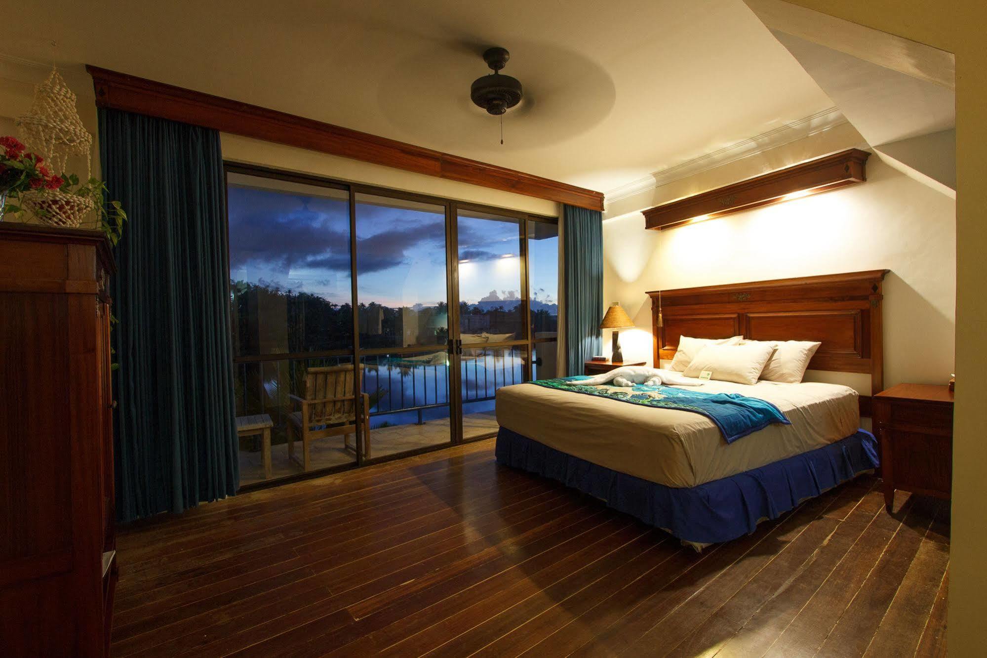 Manta Ray Bay Resort Colonia Extérieur photo