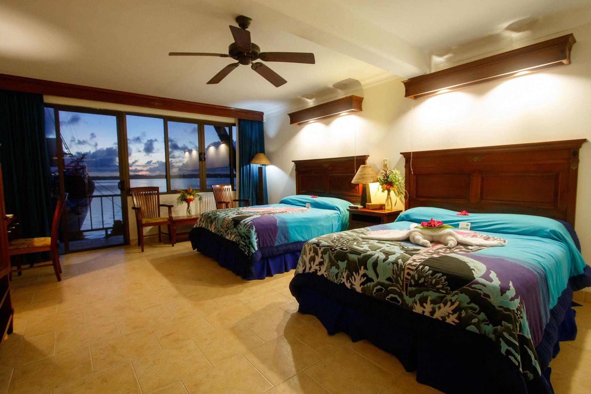 Manta Ray Bay Resort Colonia Extérieur photo