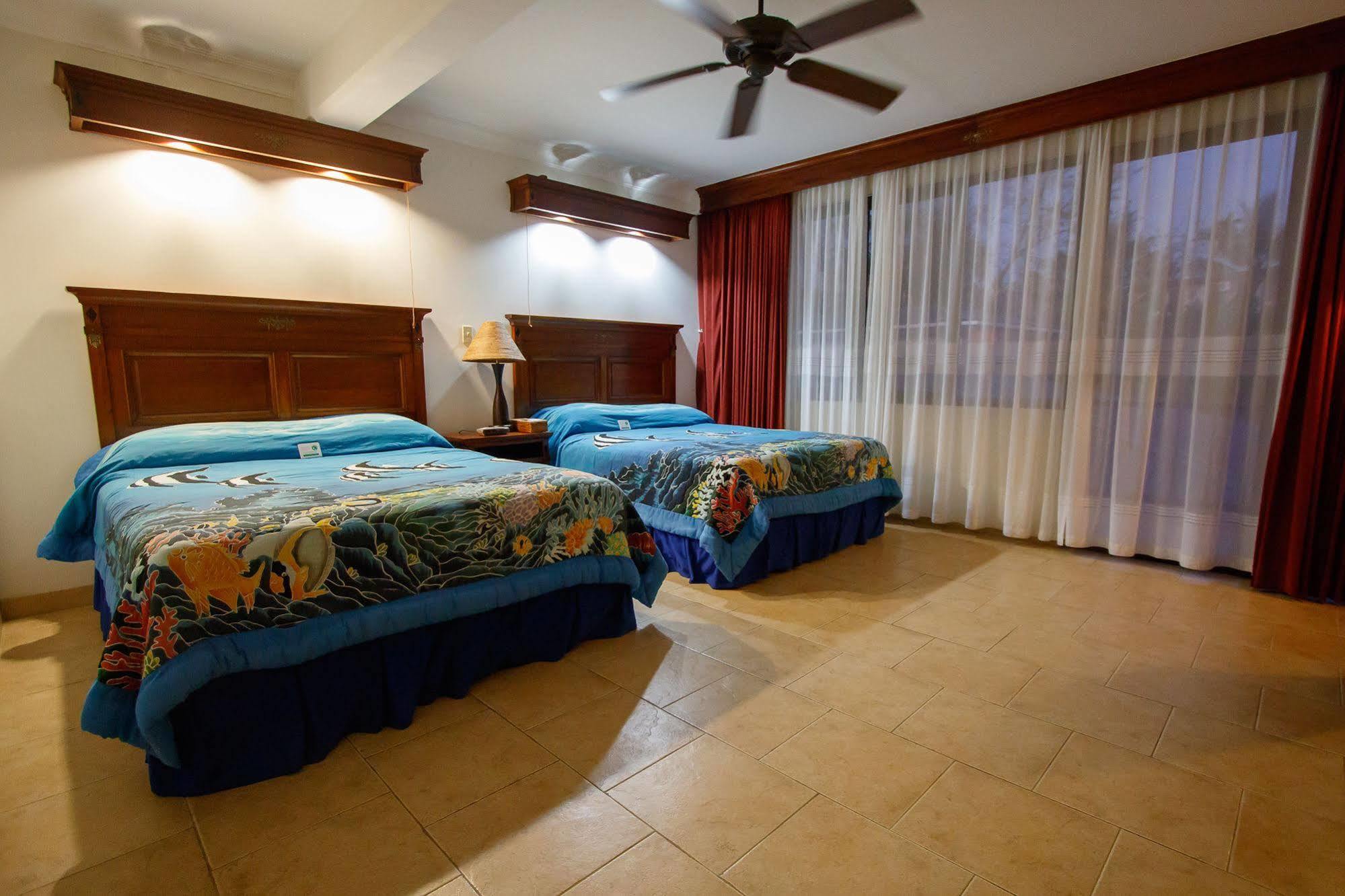 Manta Ray Bay Resort Colonia Extérieur photo