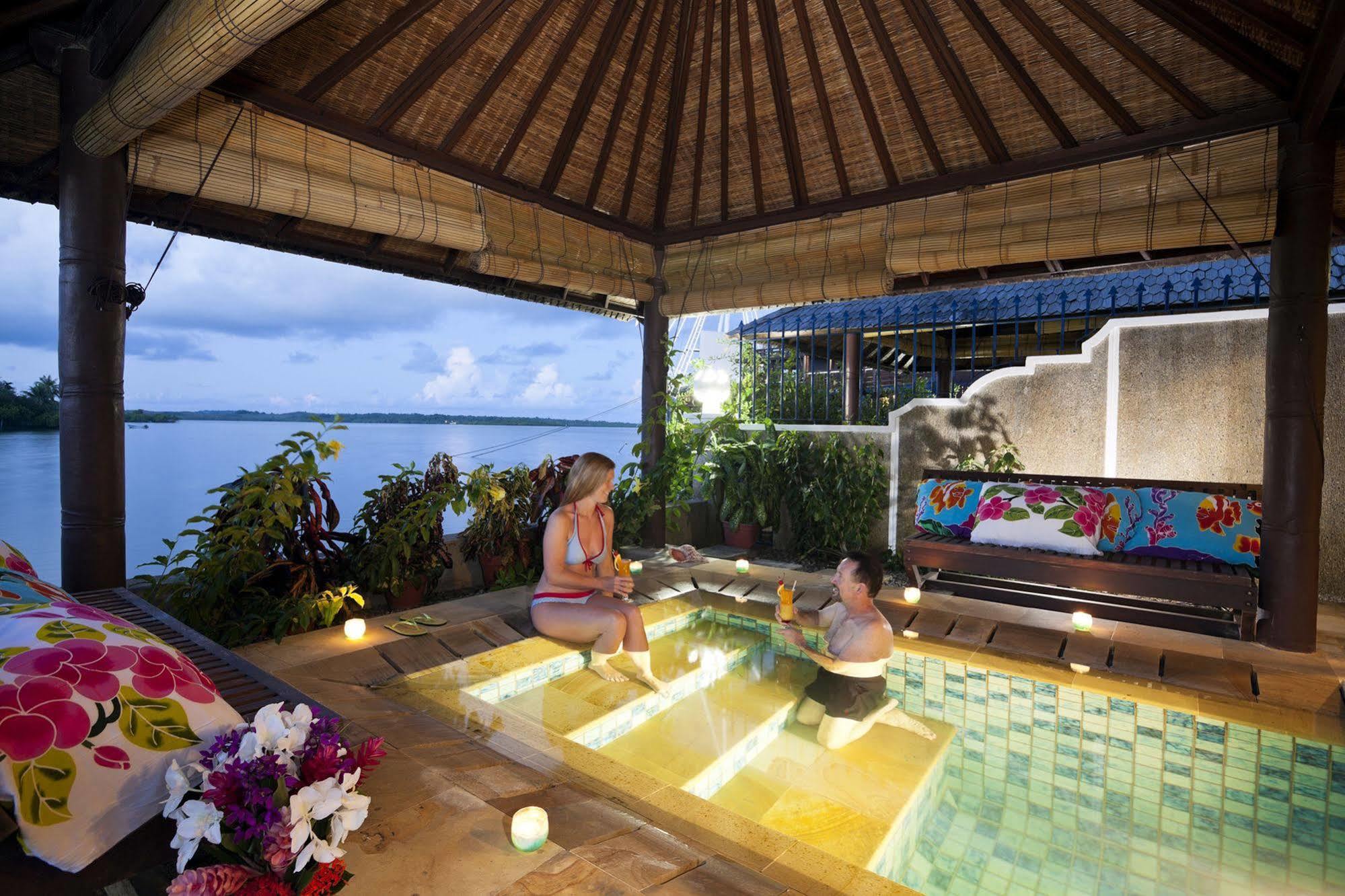 Manta Ray Bay Resort Colonia Extérieur photo