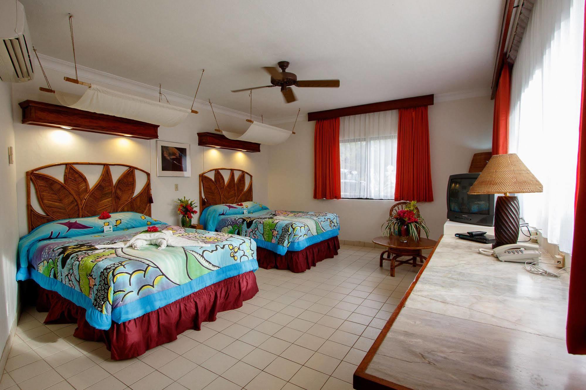 Manta Ray Bay Resort Colonia Extérieur photo